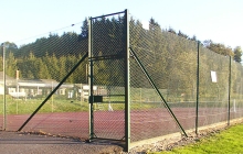 Speel een partijtje tennis op het tennisveld van het domein.